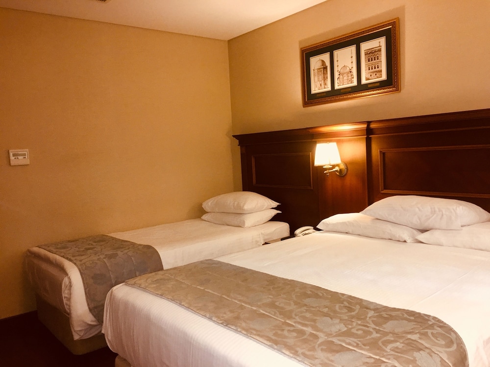 Economy Triple Room photo 2