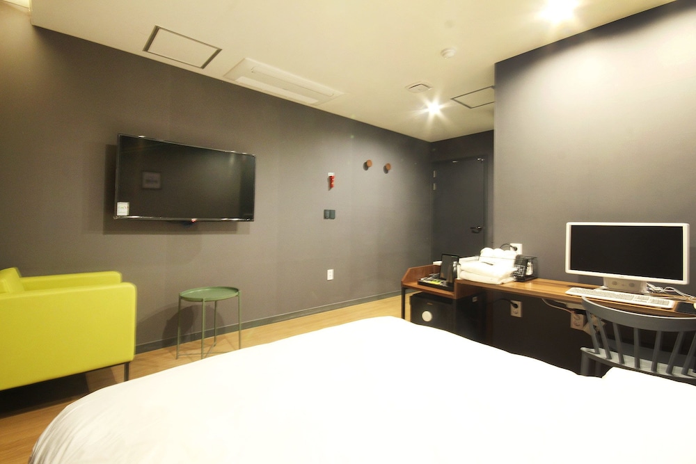 Basic Double Room, 1 Queen Bed photo 2