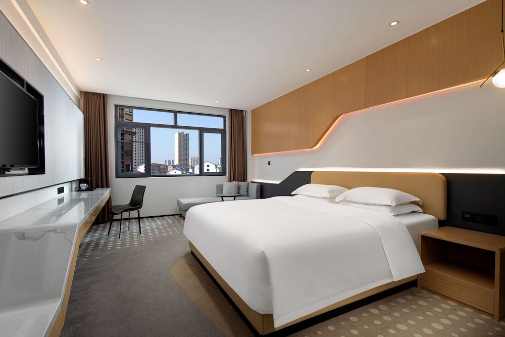 Deluxe Room, 1 King Bed, Non Smoking, City View