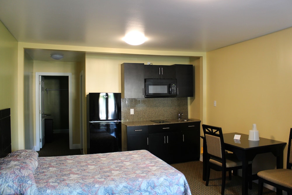 1 Bed Suite Non-Smoking - 1 Full Size Bed photo 2