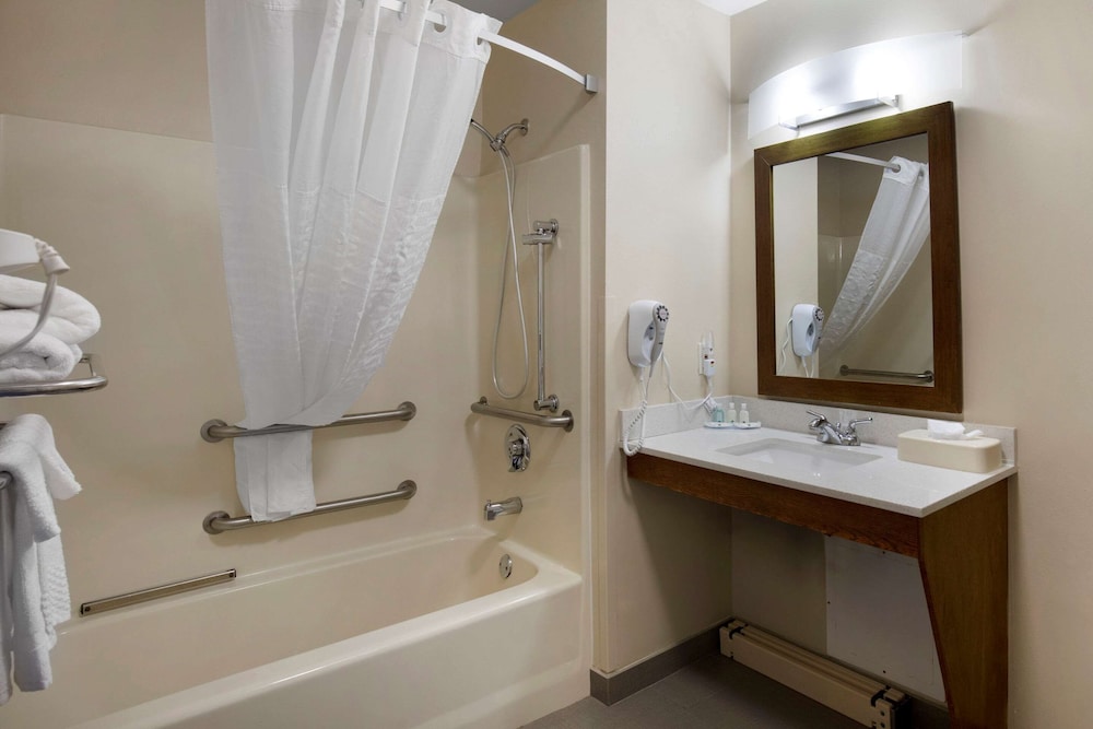 Room, 1 King Bed, Accessible, Non Smoking - Photo 7