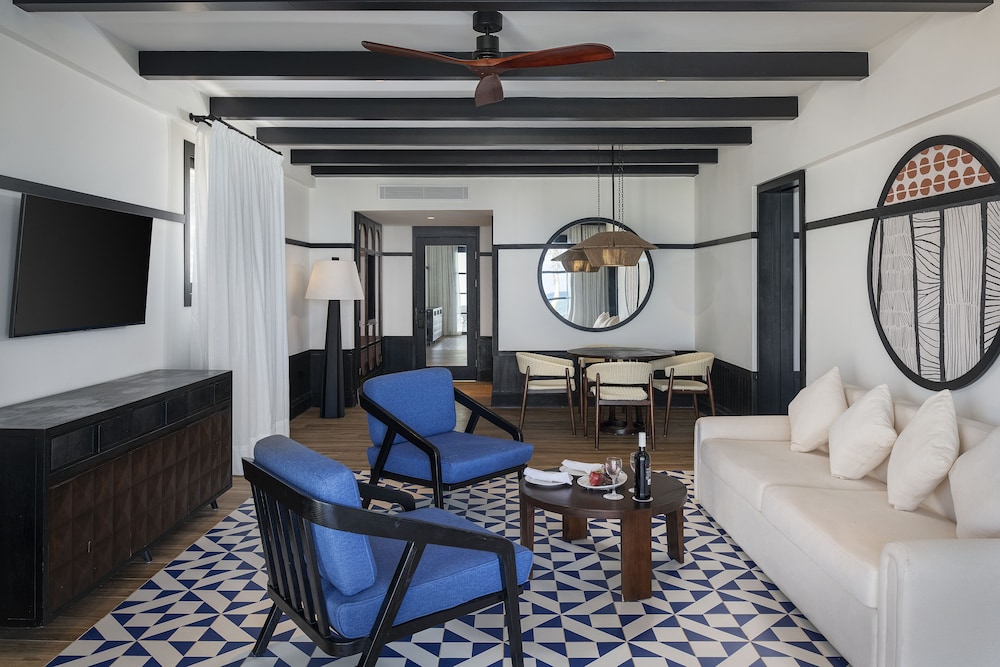 Privilege Swim Up Master Suite - Photo 2