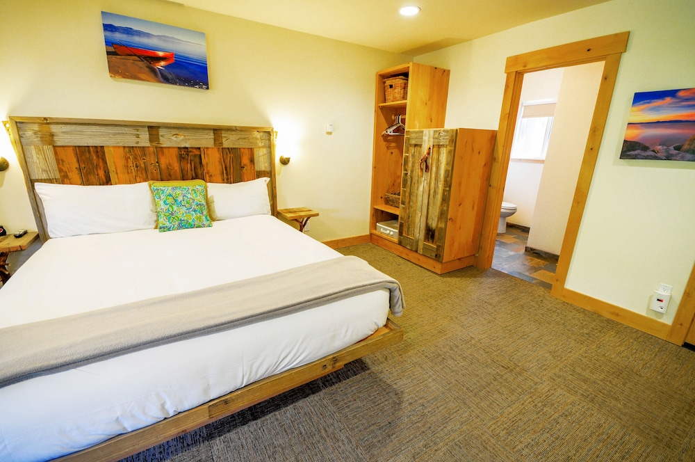 Deluxe Room, 1 King Bed, Refrigerator & Microwave photo 1