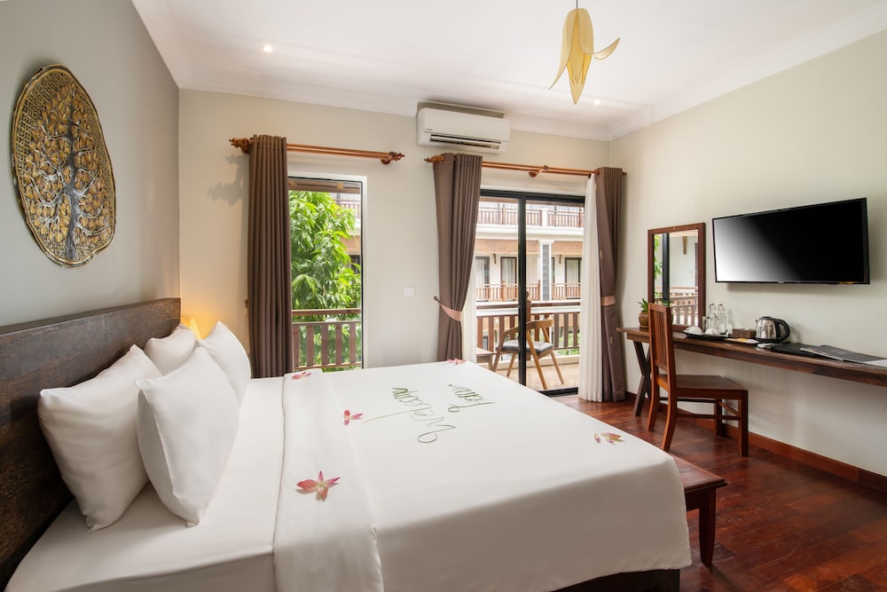 Deluxe Double Room, Pool View (Free Pick Up)