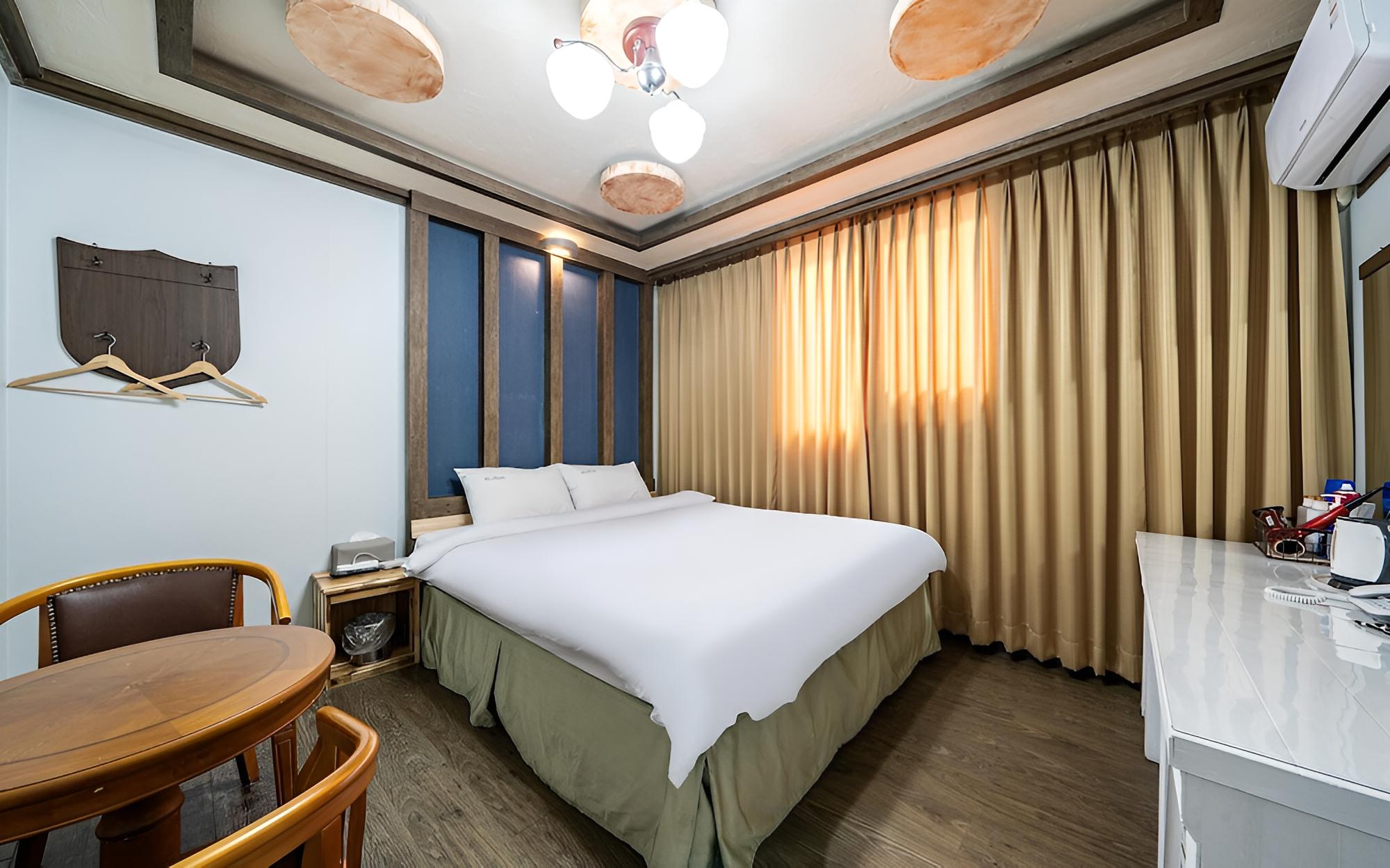 Room (Standard-Standard Room (Large King Be) - Photo 4