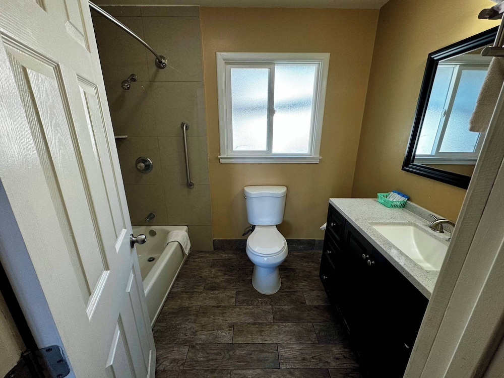 2 Bedroom Family Suite with Fireplace: 1 King, 2 Twins - Photo 3