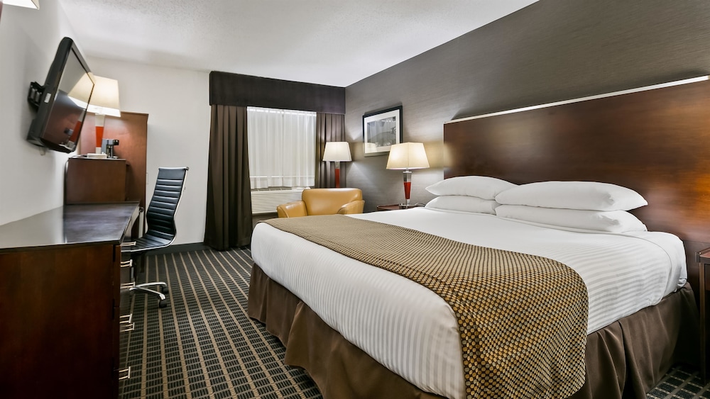 Standard Room, 1 King Bed, Non Smoking, Refrigerator & Microwave (Walk-in Shower) - Photo 6