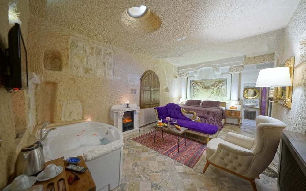 Honeymoon Room, Jetted Tub photo 1