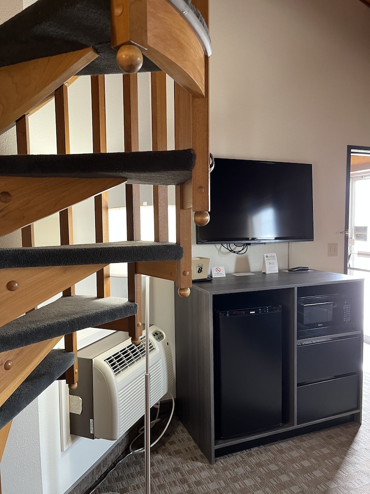 Suite, 1 King Bed, Hot Tub - Photo 3