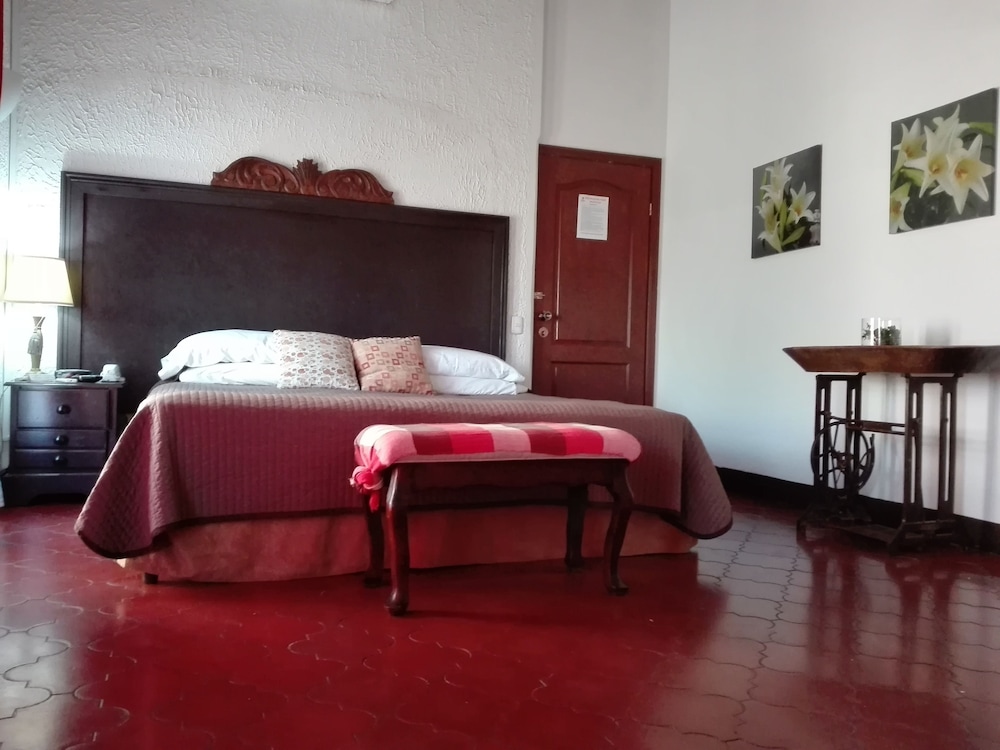 Deluxe Suite, 1 King Bed, Refrigerator, City View photo 2