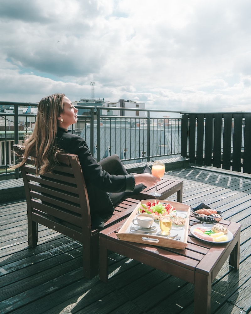 Queen loft terrace thumbnail 5