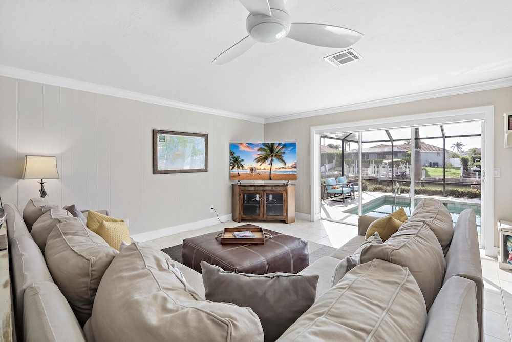 House, Multiple Beds (Waterfront home with pool and western) photo 2