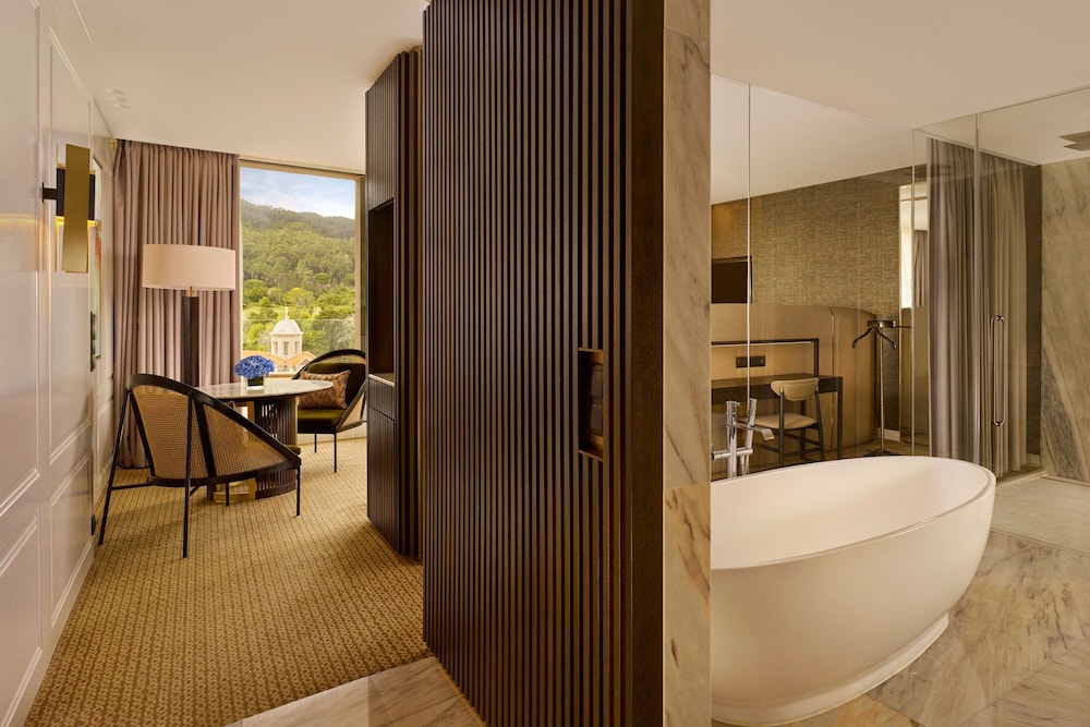 One Bedroom Suite with Balcony (Non Smoking) thumbnail 5