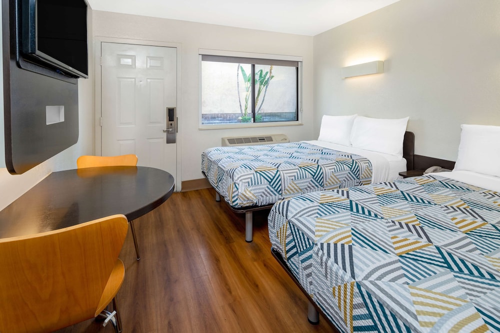 Standard Room, 2 Double Beds, Non Smoking photo 1