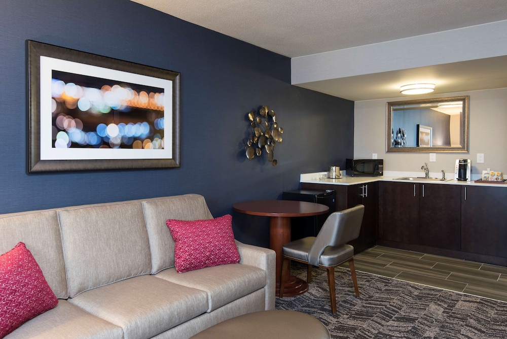 Suite, 1 King Bed, Non Smoking - Photo 3