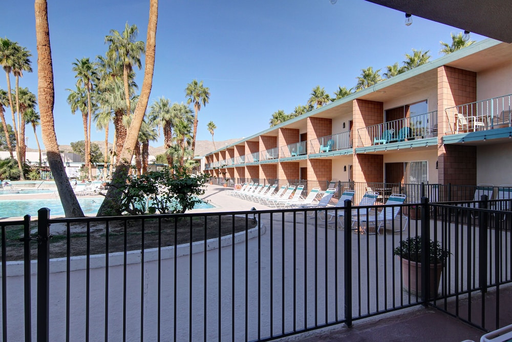 Double Room, 2 Queen Beds, Refrigerator & Microwave, Poolside - Photo 4