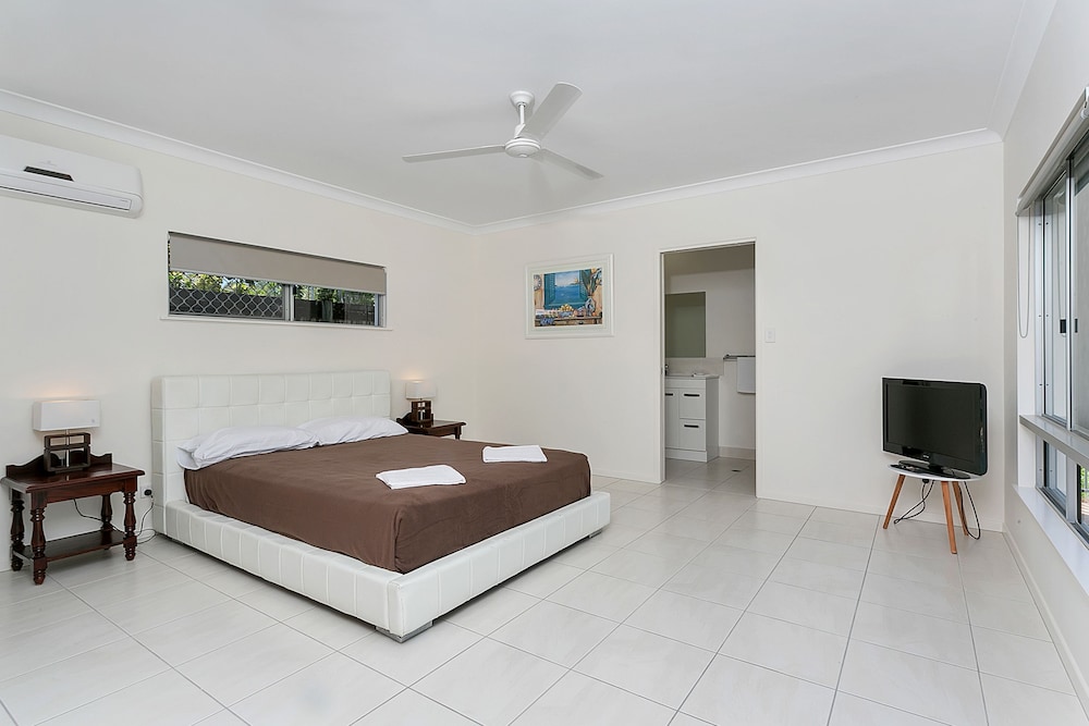 House, 5 Bedrooms, 2 Bathrooms, Pool View photo 2