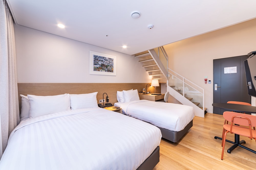 Premium Family Suite With Loft 1603 - Photo 2