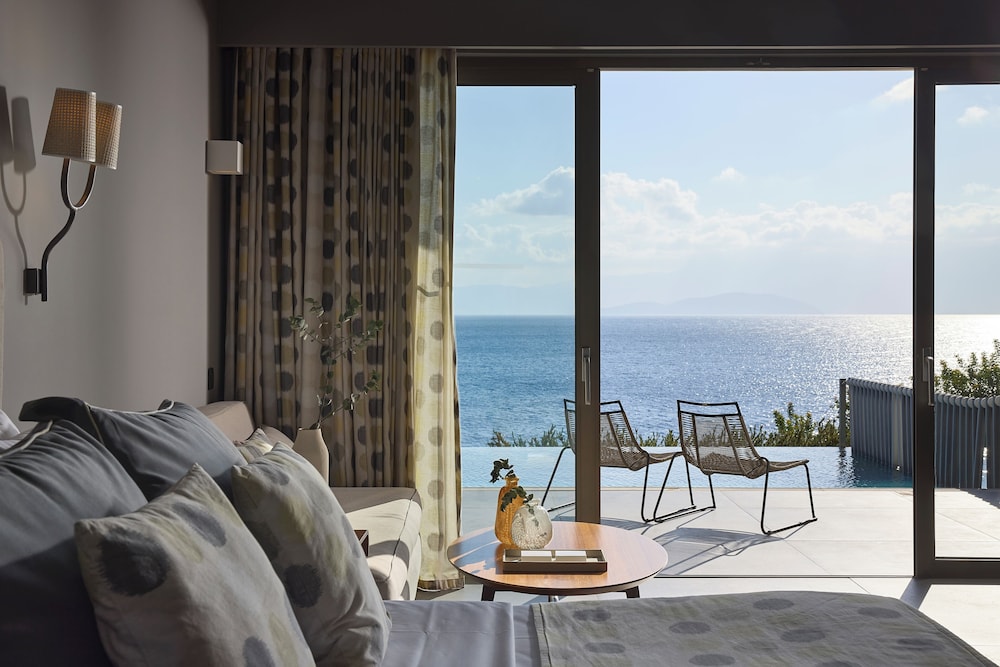 Deep Blue Bungalow Suite with Private Pool, Waterfront thumbnail 6