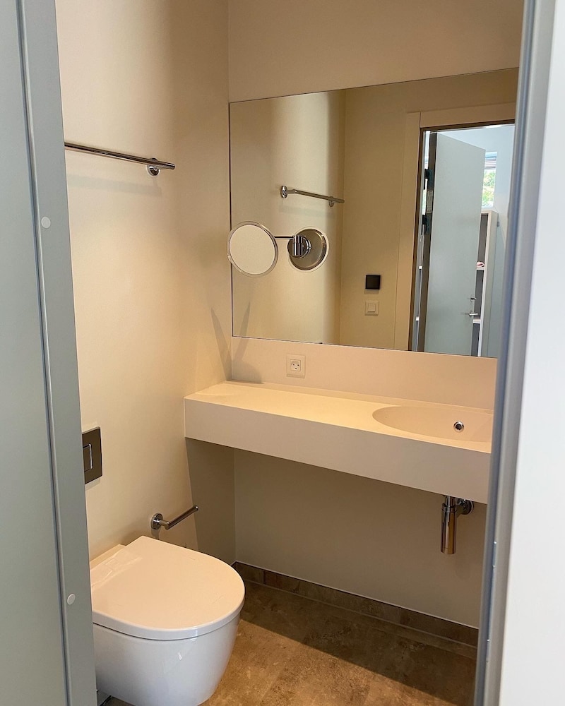 Deluxe Double Room thumbnail 5
