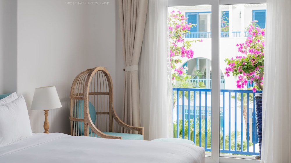 Santorini Suite Balcony Pool/City view photo 3