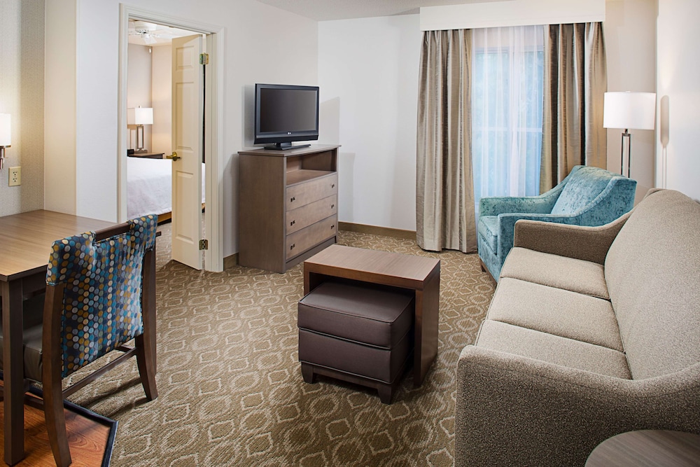 Premium Suite, 1 King Bed, Accessible, Bathtub - Photo 4