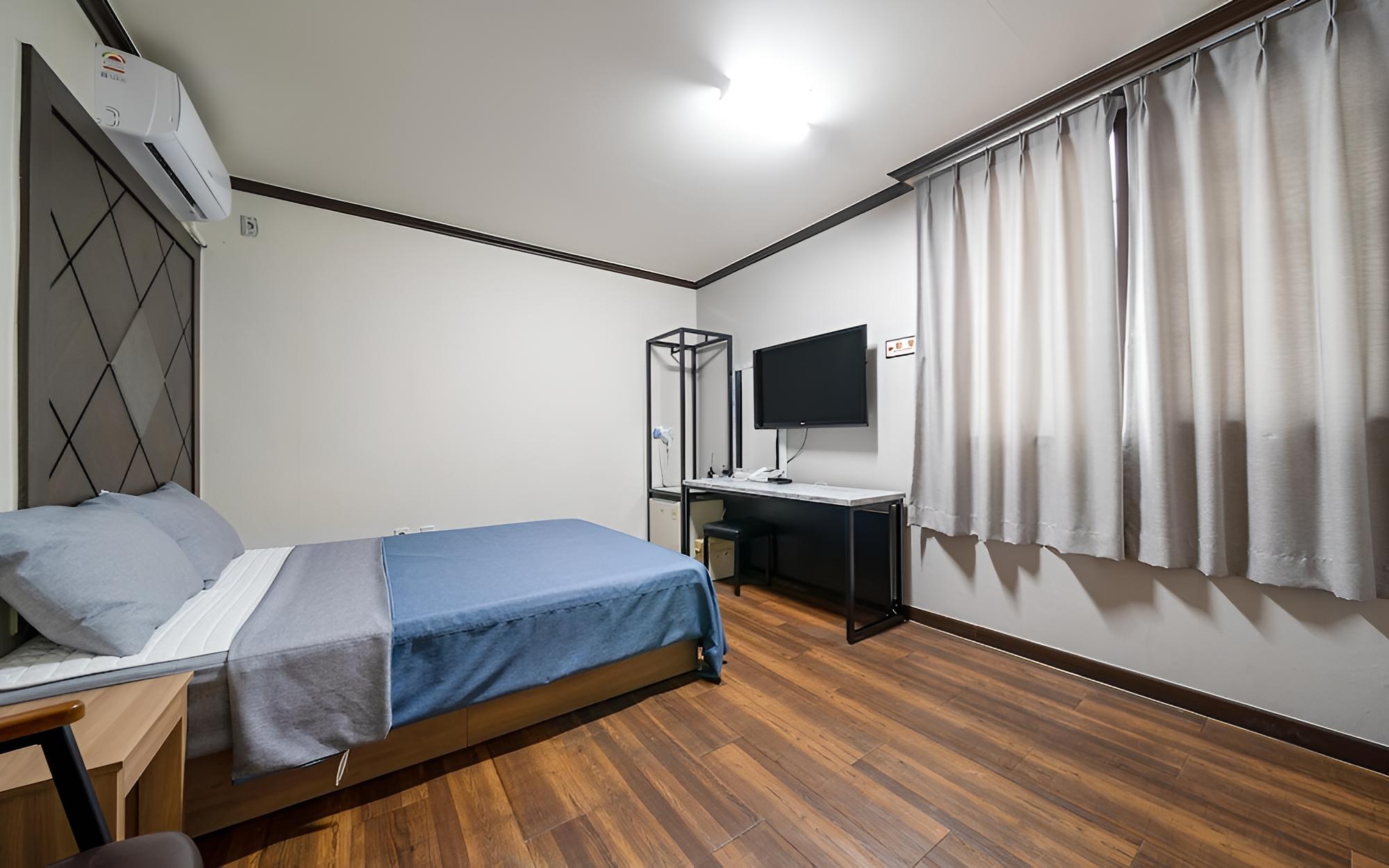 Room (Standard room (5th-9th floor)) photo 3
