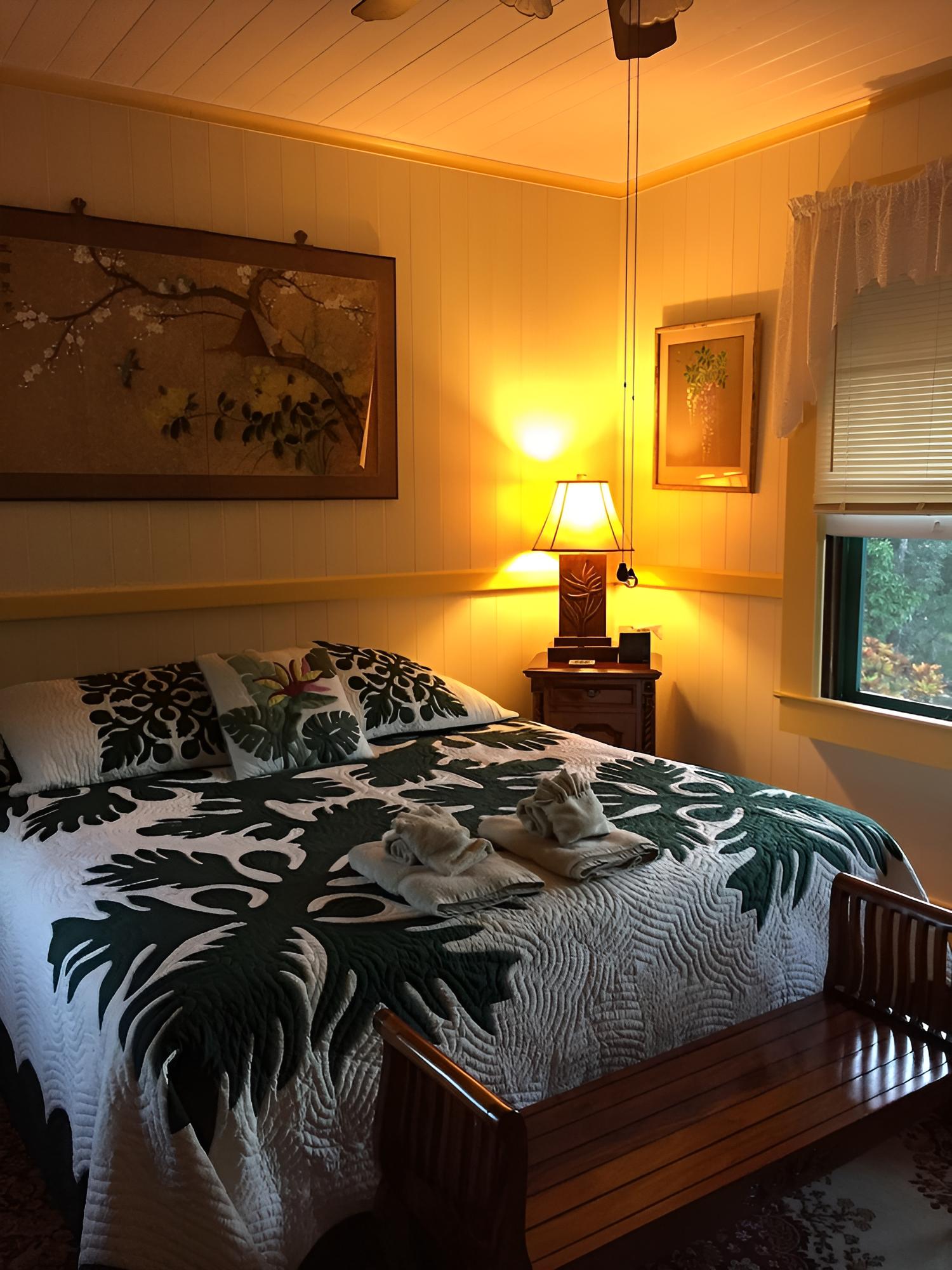 Comfort Room, 1 King Bed, Mountain View (Yellow) photo 3