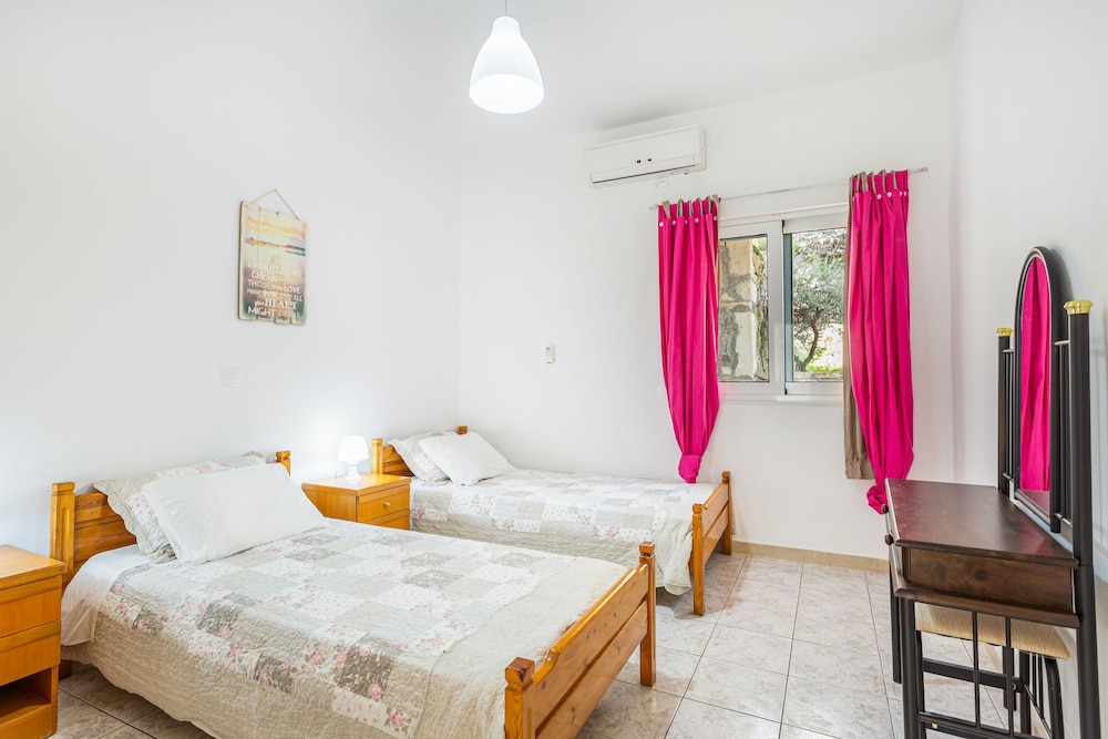 Villa Iris with Private pool, Panoramic Mountain Views