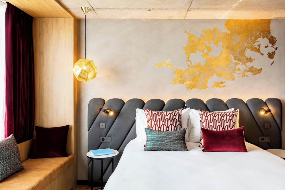 Room, 1 Queen Bed (La Galerie) - Photo 2