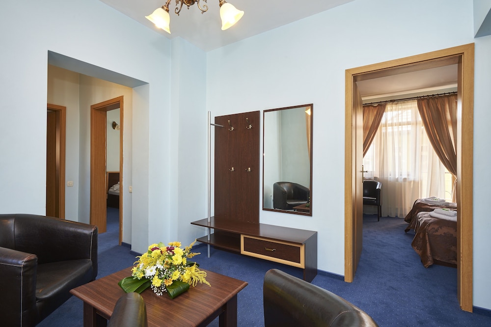Suite, 1 Bedroom - Photo 2