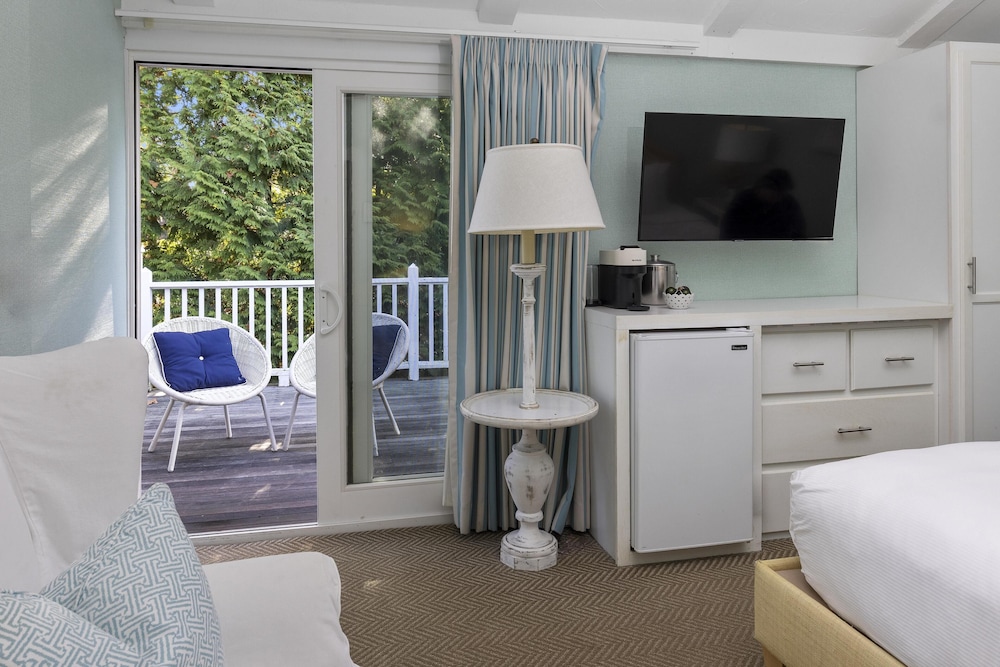 Room, 1 King Bed (Tides | Private Deck)