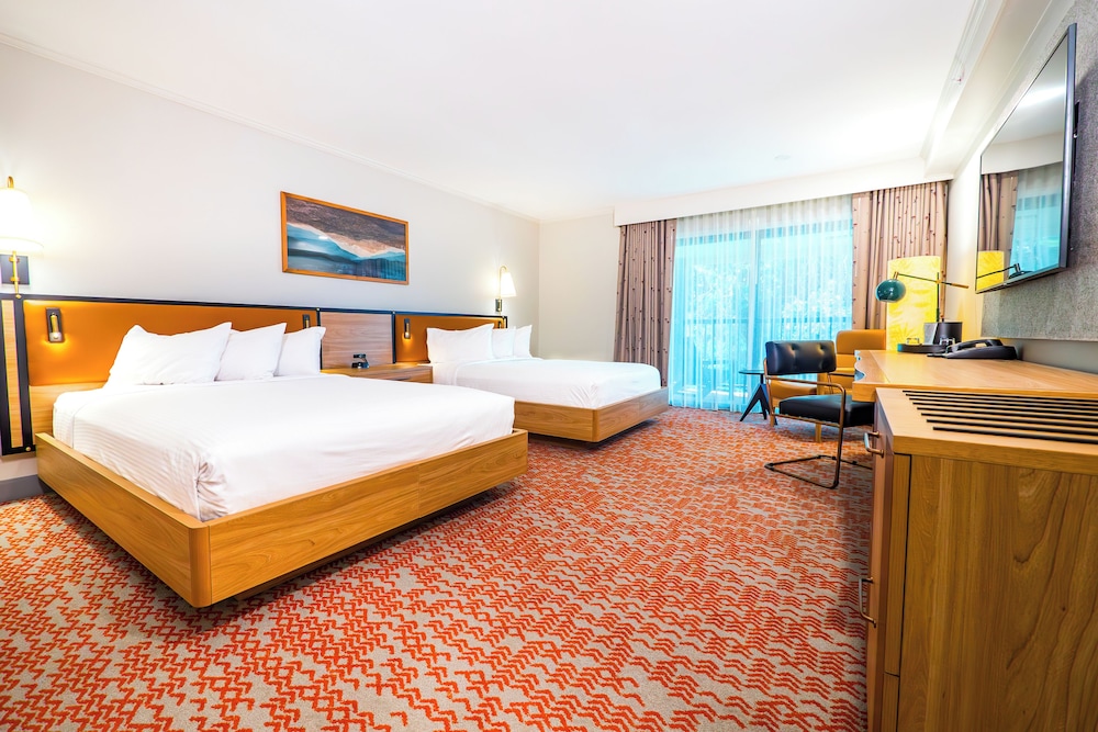 Room, 2 Queen Beds, Accessible, Pool View
