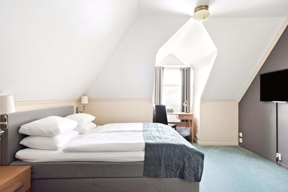 Superior Room, 1 Queen Bed, Non Smoking (with Sofabed)