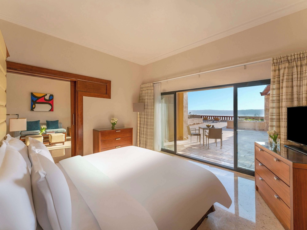 Suite, 1 King Bed, Sea View - Photo 11