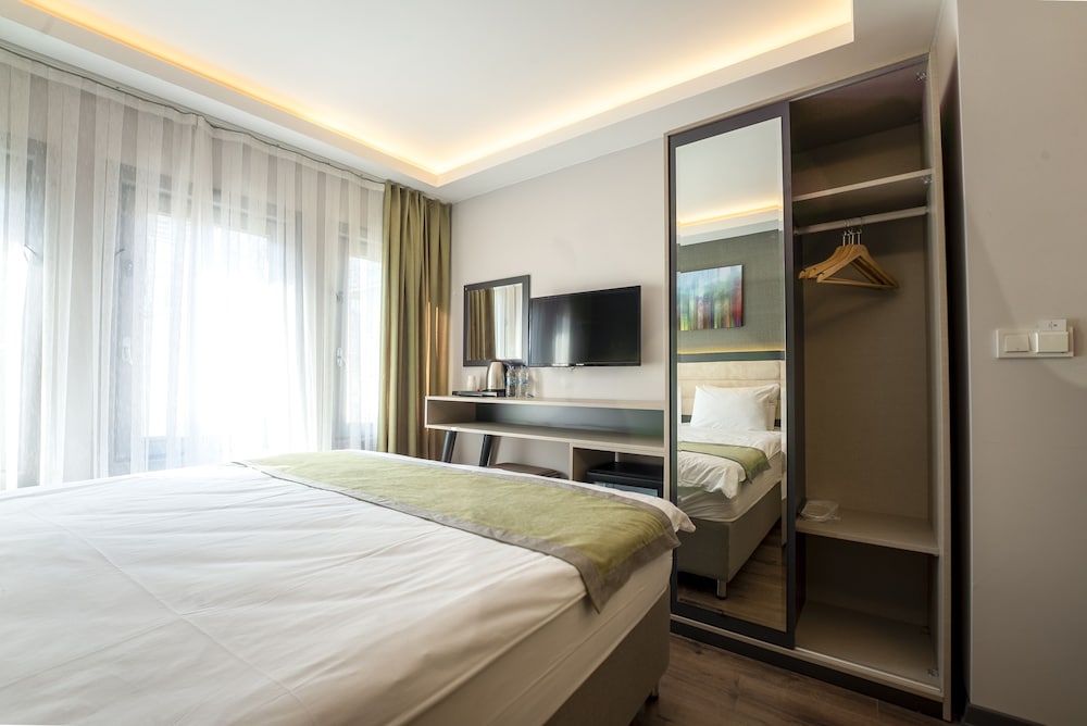 Standard Room, 1 King Bed photo 2