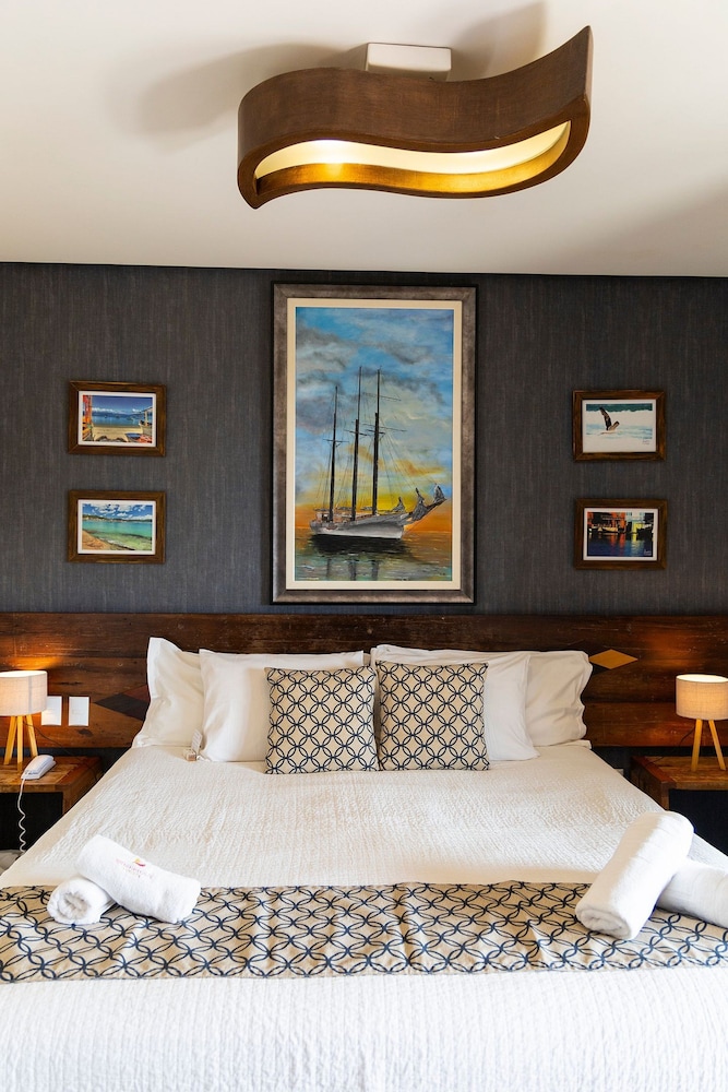 Deluxe Suite, 1 King Bed, Air conditioning, Partial Sea View photo 2