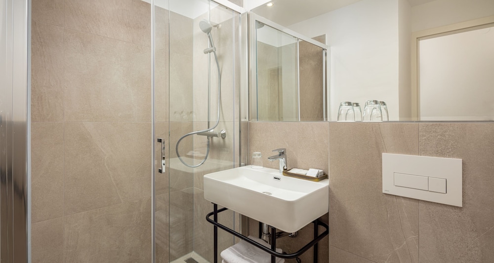 Standard Double Room, Balcony, Partial Sea View - Photo 5