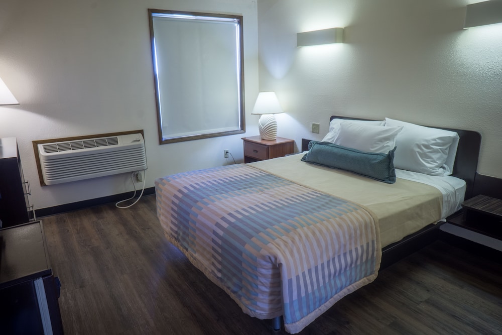 Standard Room, 1 King Bed (Single King) photo 3