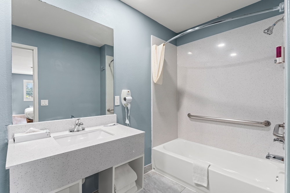 Suite, 1 King Bed, Non Smoking, Jetted Tub photo 3