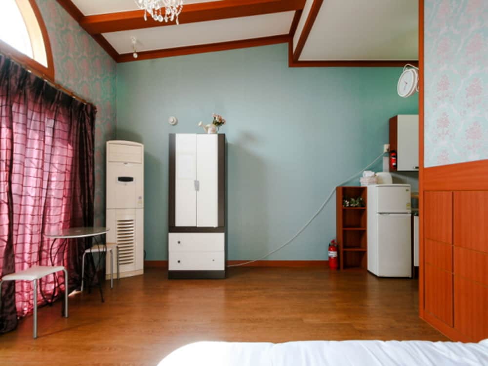 Room (Lavender) - Photo 1