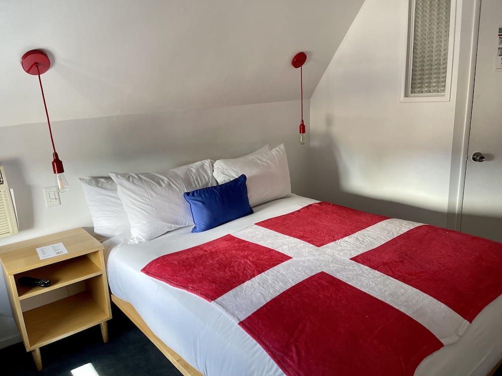 Economy Room, 1 Queen Bed (Upstairs) photo 2