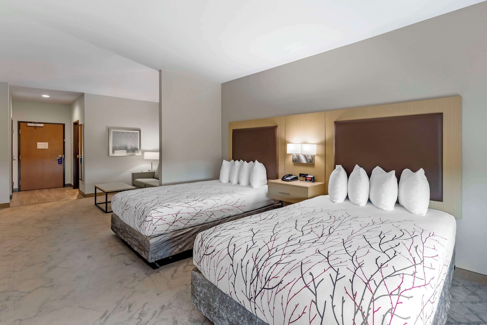 Suite, 2 Queen Beds, Accessible, Refrigerator & Microwave (with Sofabed) - Photo 2
