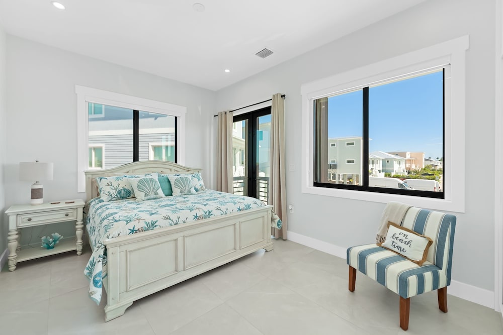 Luxury Seaside Escape ~ Heated Pool w Jacuzzi ~ Elevator ~ Dock ~ Scenic Views, Billede 14