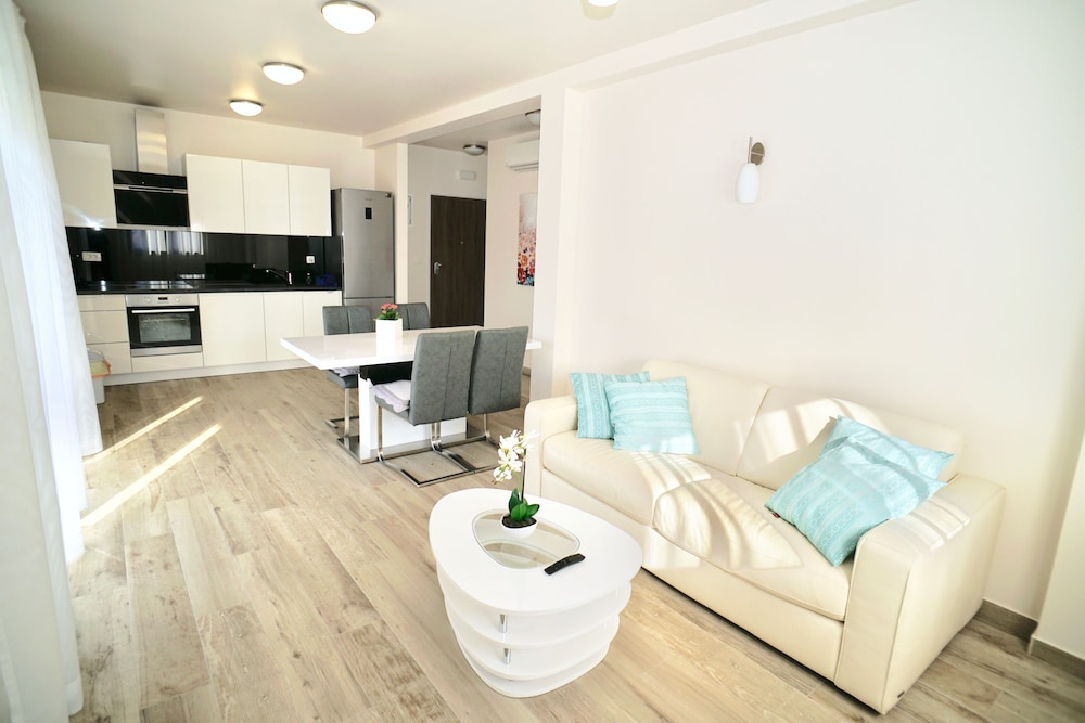 Exclusive Apartment, Pool View - Photo 11