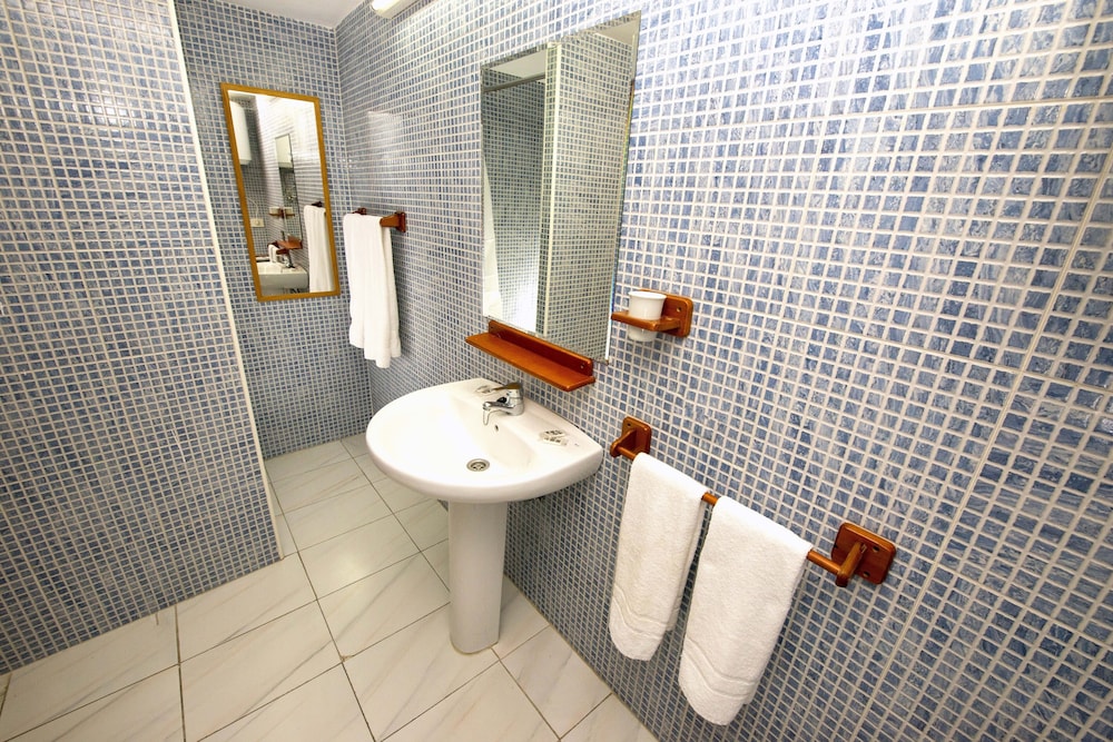 Basic Quadruple Room photo 3