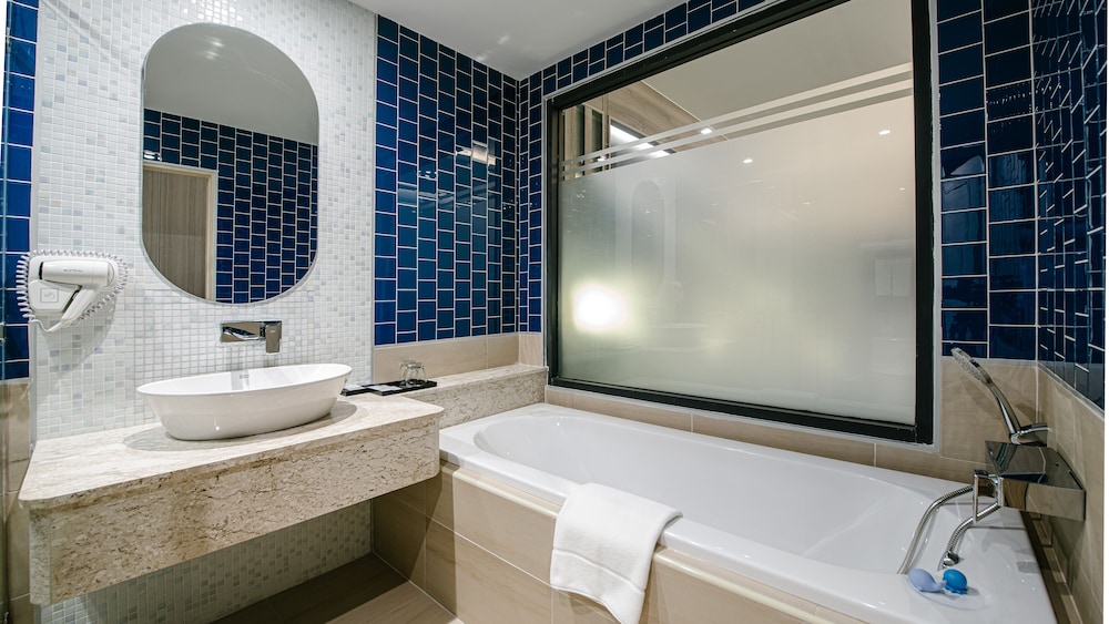 Deluxe Pool Access Room - Photo 8