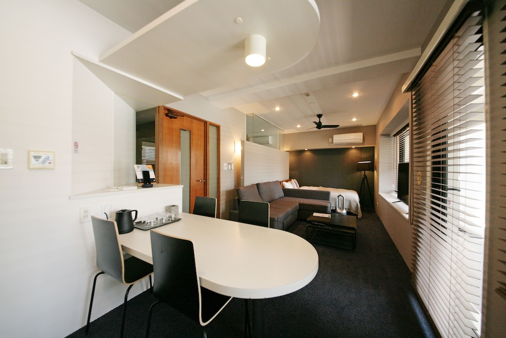 Deluxe Room, 3 Bedrooms, Non Smoking, Kitchen - Photo 8
