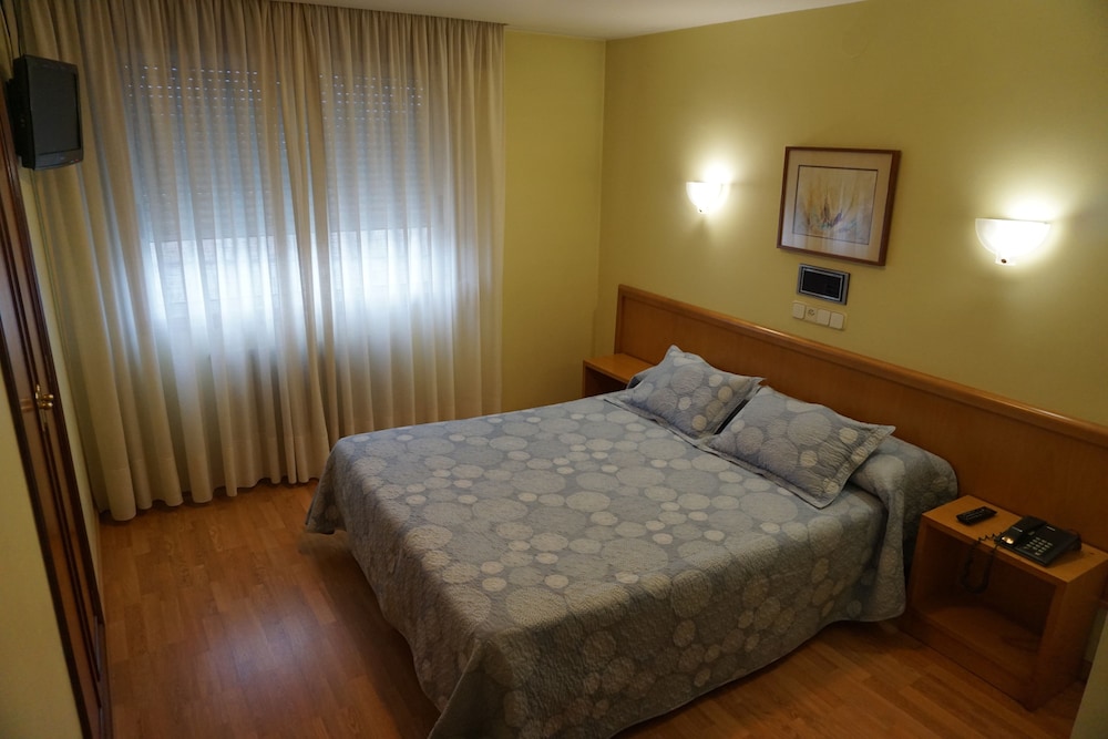 Basic Double Room, 1 Queen Bed photo 3