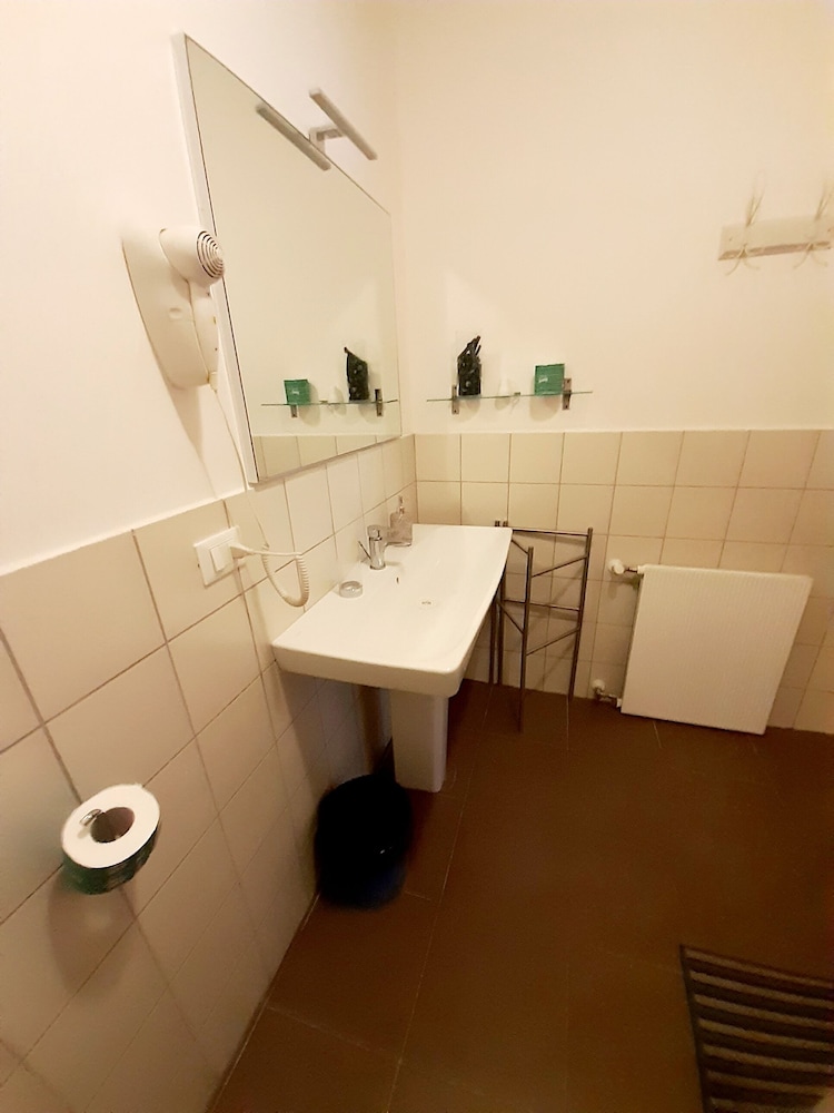 Double or Twin Room, Private Bathroom photo 3